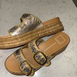 Dolce Vita Wanika sandal with a platinum cracked leather upper & jute trim, Sz 9